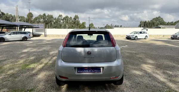 Fiat Punto 2015 - 9000 EUR, 170000 km - AUTO.MOTO.pt - 170000km - foto 10 de 34