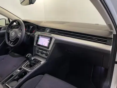 Volkswagen Passat Variant 2019 - 15750 EUR, 257000 km - AUTO.MOTO.pt - 257000km - foto 13 de 33