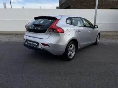 Volvo V40 2015 - 12450 EUR, 143090 km - AUTO.MOTO.pt - 143090km - foto 4 de 20