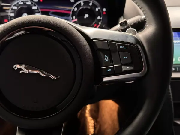 Jaguar F-Type 2023 - 69990 EUR, 23000 km - AUTO.MOTO.pt - 23000km - foto 18 de 30