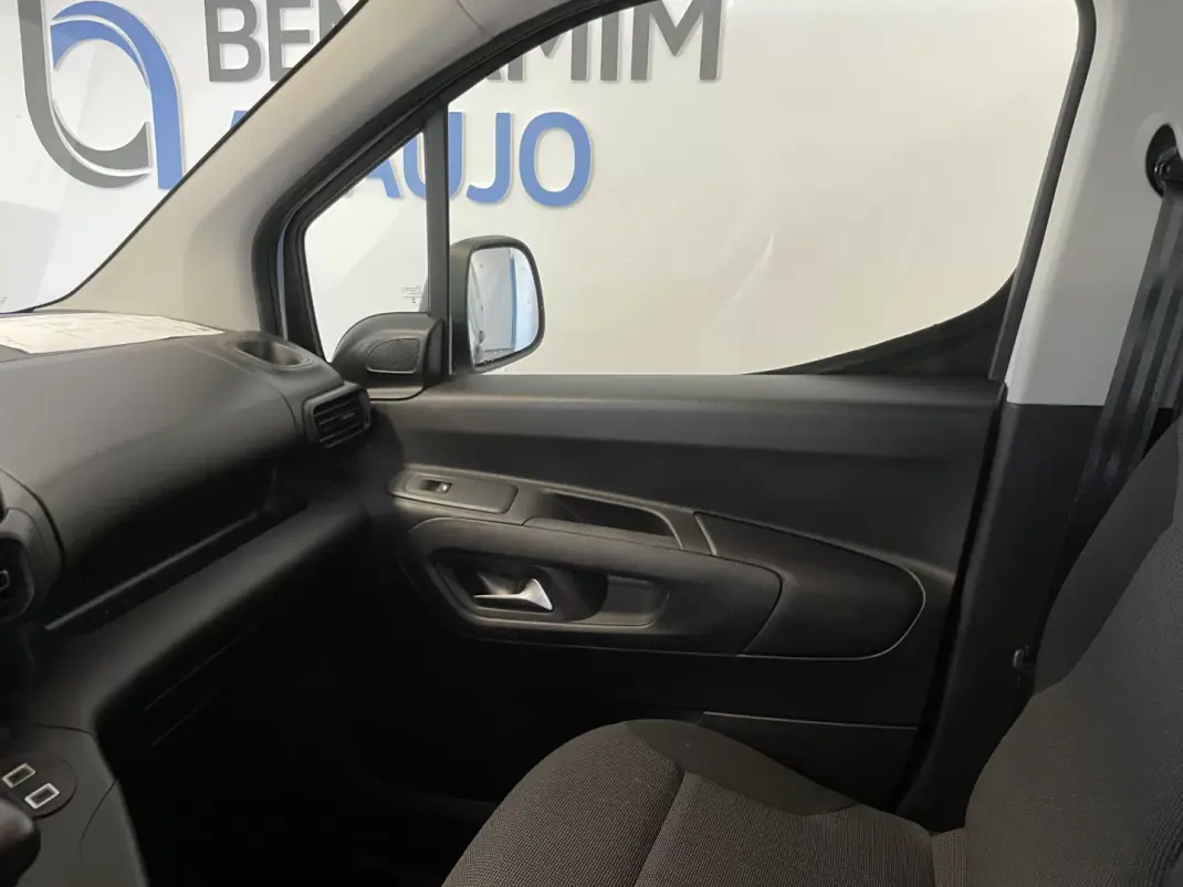 Citroën BERLINGO XL LONGA BLUEHDI 102 CV ECRÃ 3 LUG 2025 - 20990 EUR, 15876 km - AUTO.MOTO.pt - 15876km - foto 7 de 8