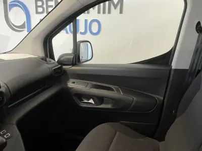 Citroën BERLINGO XL LONGA BLUEHDI 102 CV ECRÃ 3 LUG 2025 - 20990 EUR, 15876 km - AUTO.MOTO.pt - 15876km - foto 7 de 8