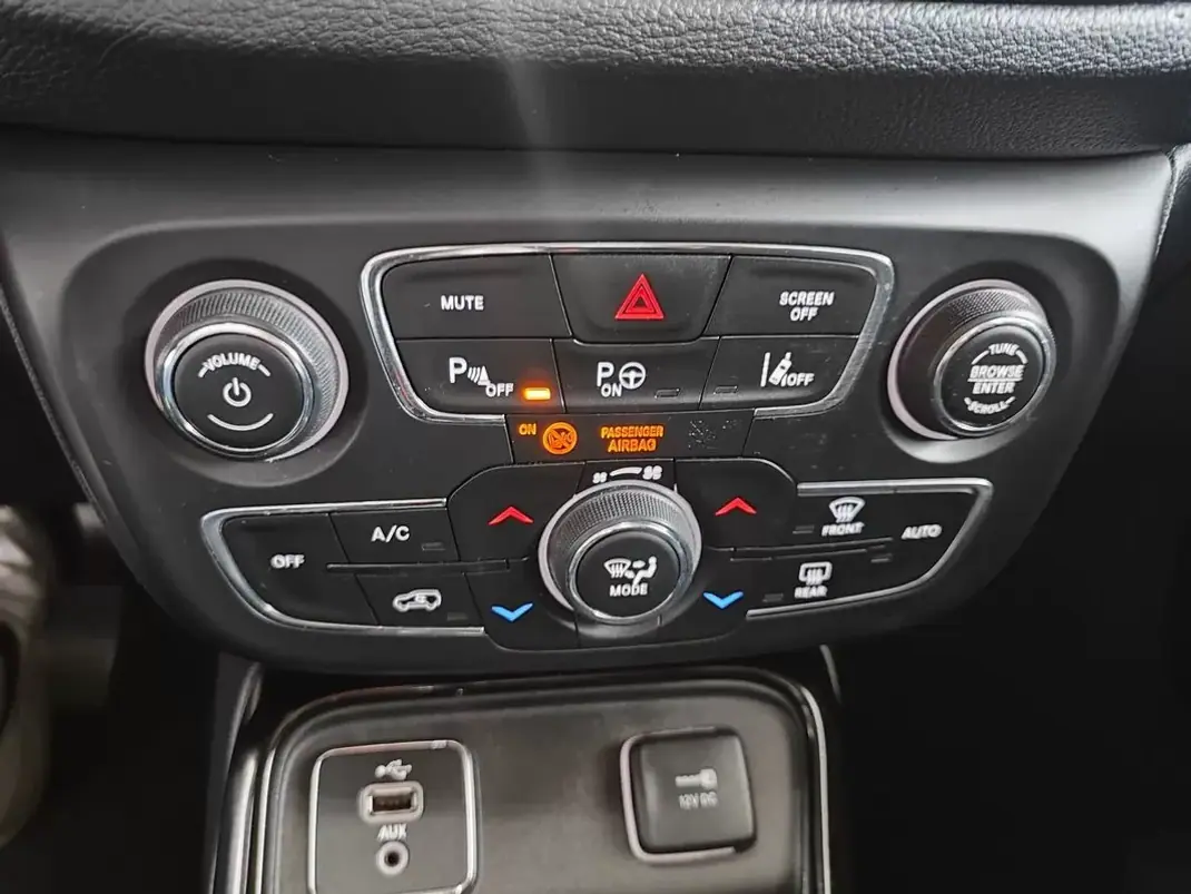 Jeep Compass 2018 - 17250 EUR, 110000 km - AUTO.MOTO.pt - 110000km - foto 30 de 34