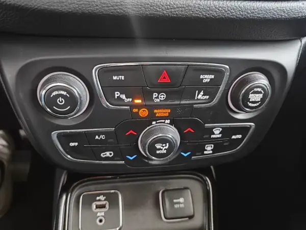 Jeep Compass 2018 - 17250 EUR, 110000 km - AUTO.MOTO.pt - 110000km - foto 30 de 34