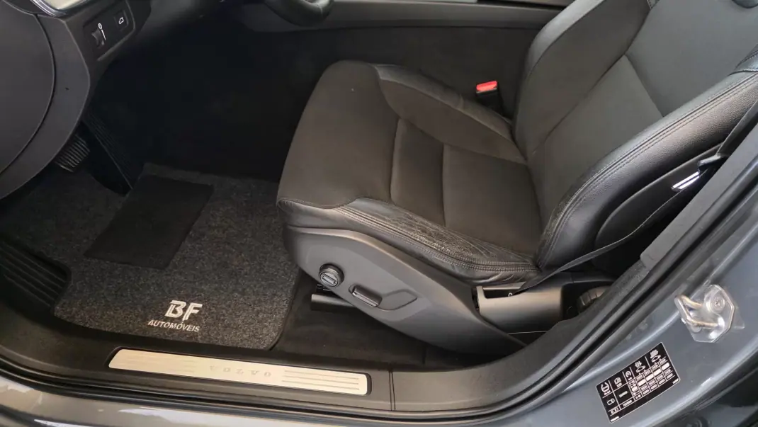 Volvo XC 60 2018 - 23500 EUR, 242396 km - AUTO.MOTO.pt - 242396km - foto 38 de 55