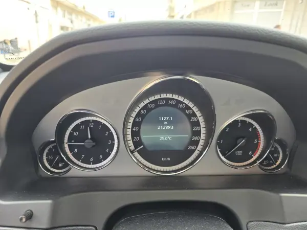 Mercedes-Benz E 250 2010 - 15999 EUR, 212000 km - 212000km - foto 13 de 23