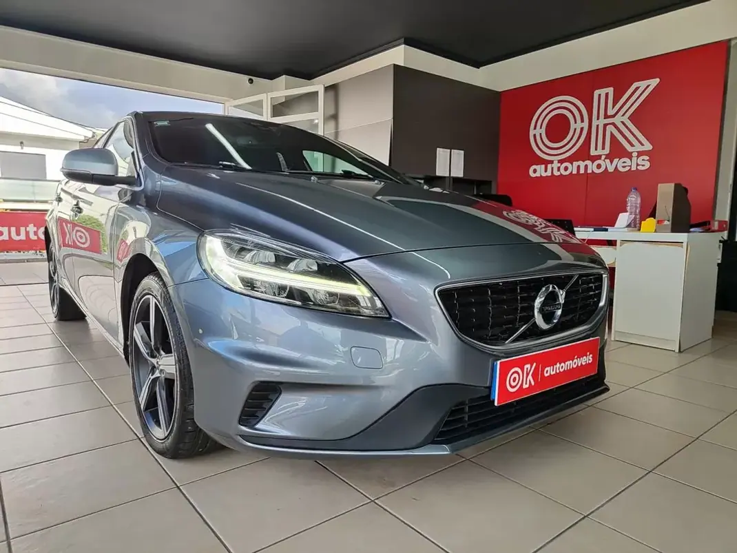 Volvo V40 2019 - 22500 EUR, 39900 km - AUTO.MOTO.pt - 39900km - foto 1 de 38