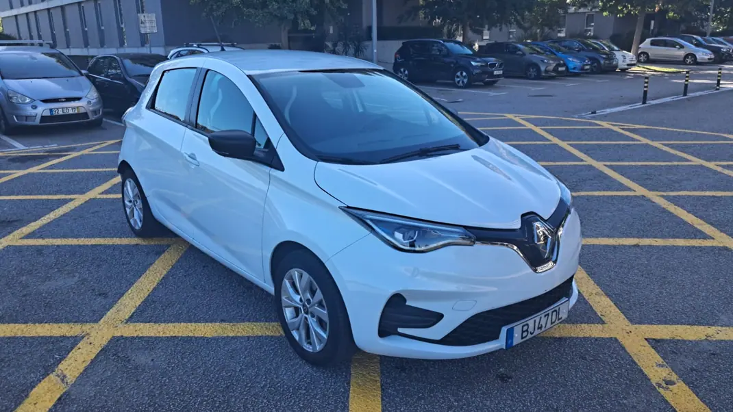 Renault Zoe 2020 - 12700 EUR, 78500 km - AUTO.MOTO.pt - 78500km - foto 1 de 13