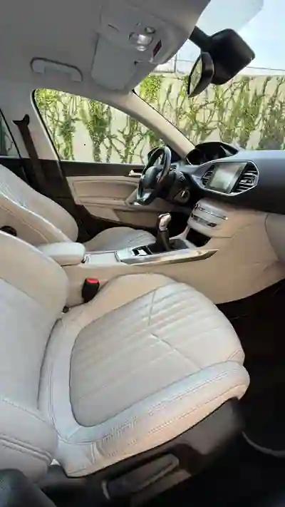 Peugeot 308 SW 2015 - 8000 EUR, 136000 km - AUTO.MOTO.pt - 136000km - foto 4 de 10