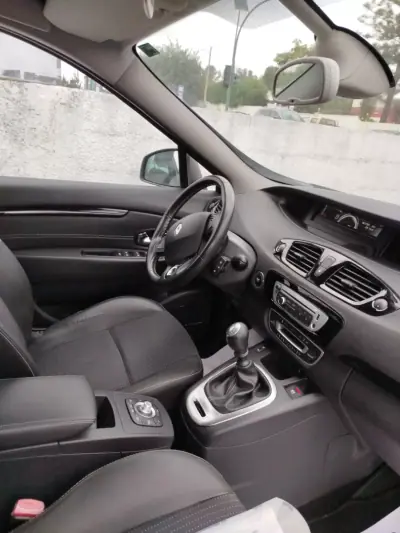 Renault Mégane Scénic 2014 - 11800 EUR, 161760 km - AUTO.MOTO.pt - 161760km - foto 6 de 14