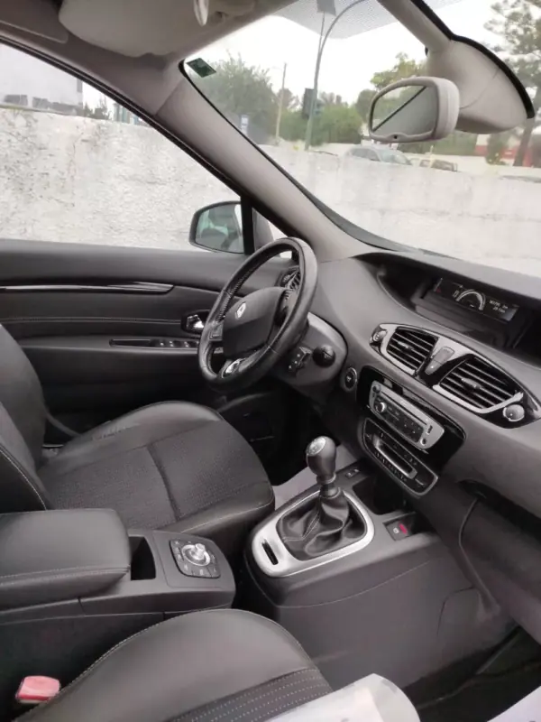 Renault Mégane Scénic 2014 - 11800 EUR, 161760 km - AUTO.MOTO.pt - 161760km - foto 6 de 14