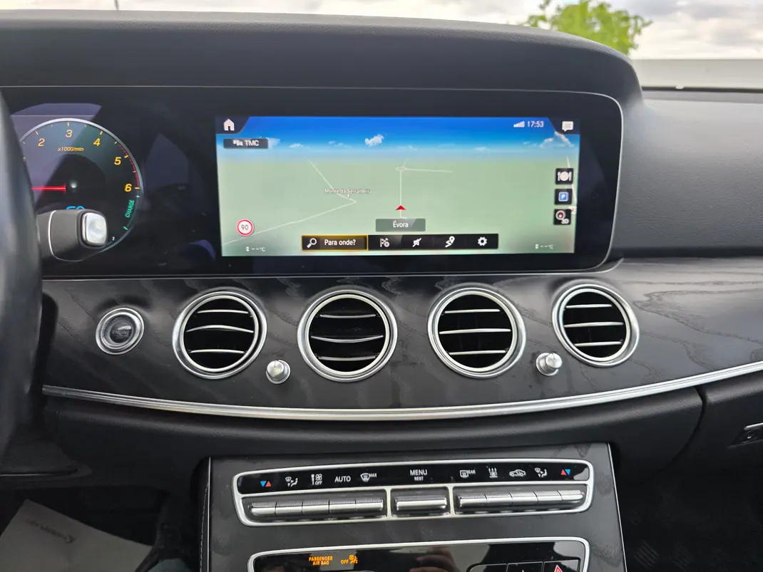 Mercedes-Benz E 300 2020 - 35500 EUR, 151500 km - AUTO.MOTO.pt - 151500km - foto 7 de 11