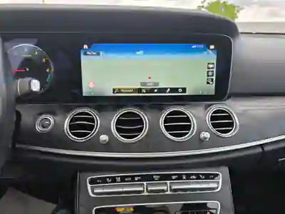 Mercedes-Benz E 300 2020 - 35500 EUR, 151500 km - AUTO.MOTO.pt - 151500km - foto 7 de 11