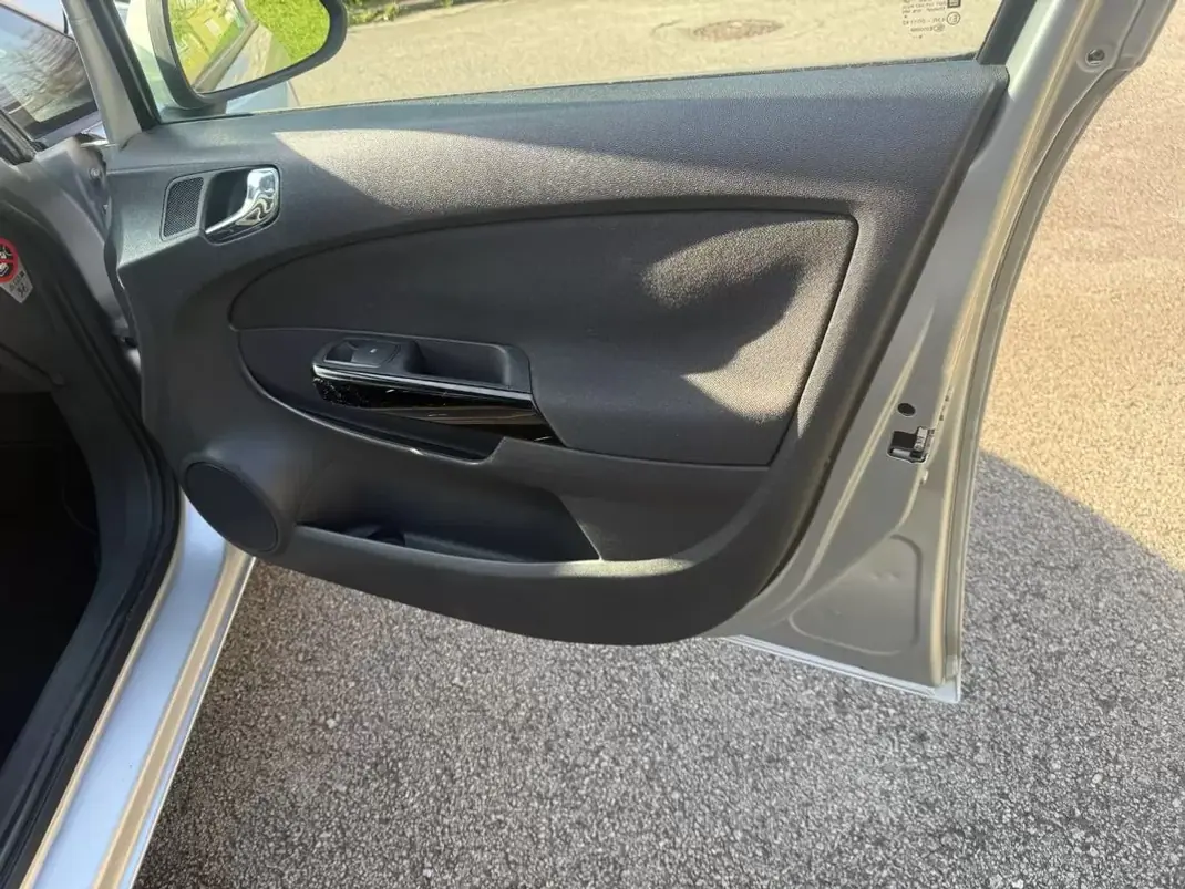 Opel Corsa 2010 - 5100 EUR, 183000 km - AUTO.MOTO.pt - 183000km - foto 13 de 23