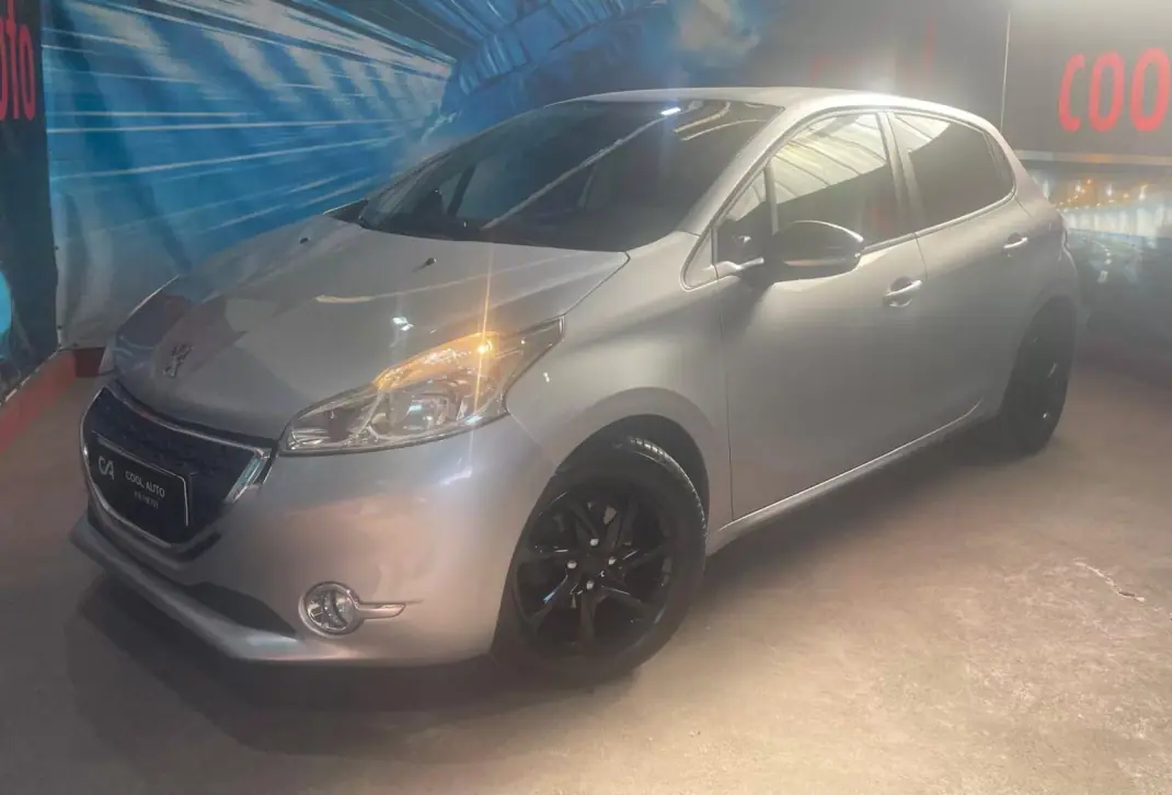 Peugeot 208 2013 - 6999 EUR, 195000 km - AUTO.MOTO.pt - 195000km - foto 1 de 35