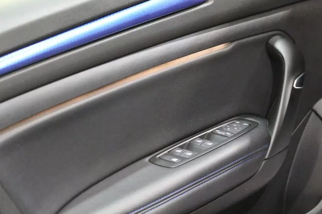 Renault Mégane Sport Tourer 2020 - 16790 EUR, 137000 km - AUTO.MOTO.pt - 137000km - foto 33 de 37