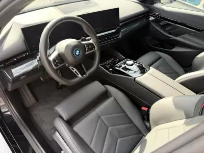 BMW 530e 2024 - 52900 EUR, 33 km - AUTO.MOTO.pt - 33km - foto 8 de 15