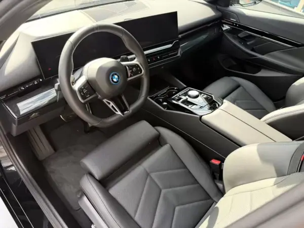 BMW 530e 2024 - 52900 EUR, 33 km - AUTO.MOTO.pt - 33km - foto 8 de 15