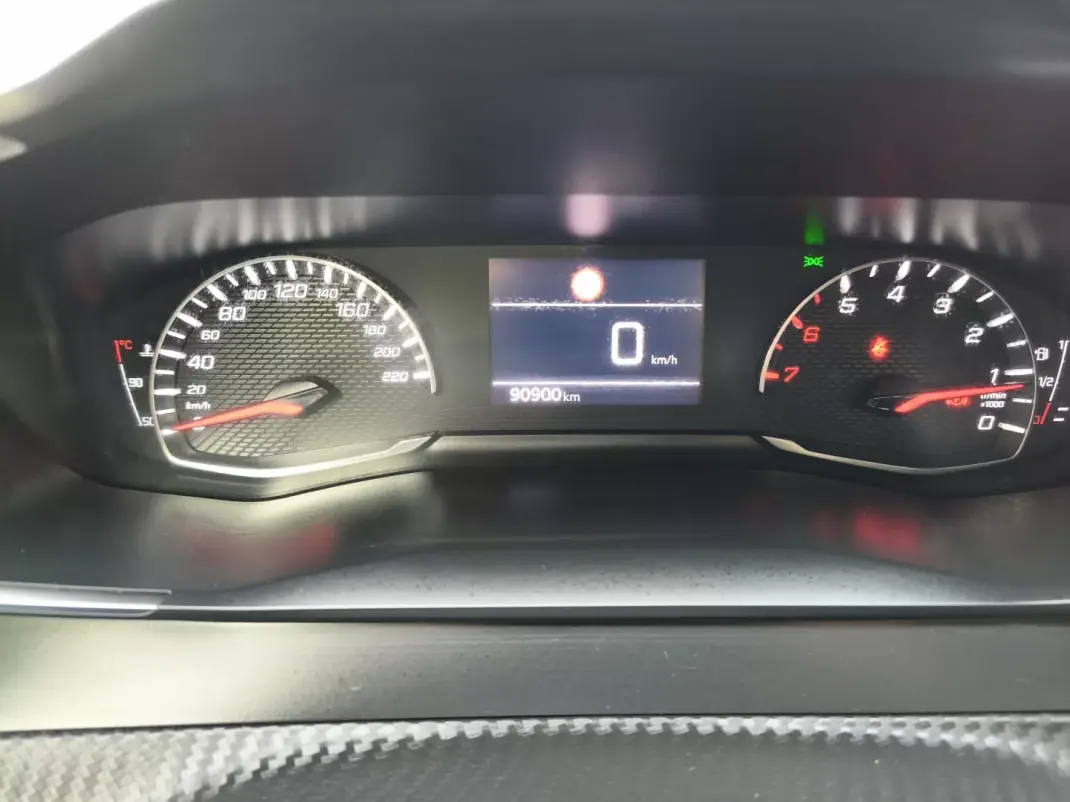 Peugeot 208 2023 - 17900 EUR, 91000 km - AUTO.MOTO.pt - 91000km - foto 10 de 11