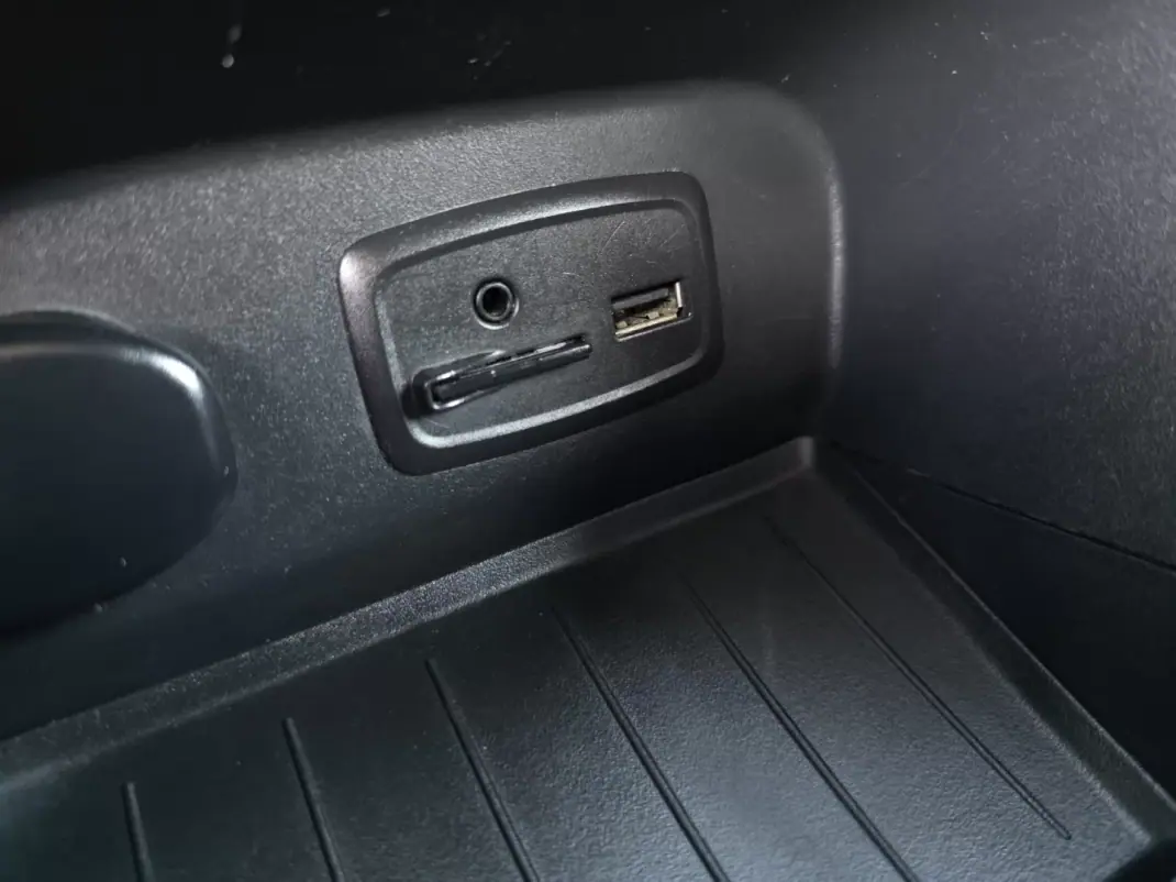 Renault Captur 2016 - 11990 EUR, 118000 km - AUTO.MOTO.pt - 118000km - foto 27 de 32