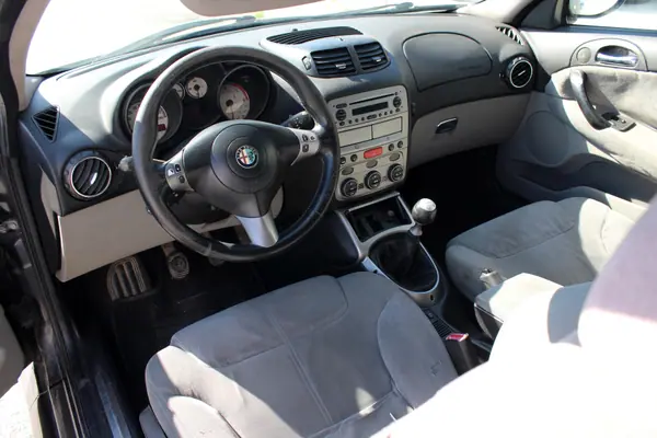 Alfa Romeo GT 2004 - 3800 EUR, 289000 km - AUTO.MOTO.pt - 289000km - foto 19 de 23
