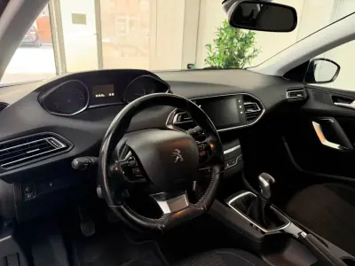 Peugeot 308 2017 - 10990 EUR, 131446 km - AUTO.MOTO.pt - 131446km - foto 6 de 21