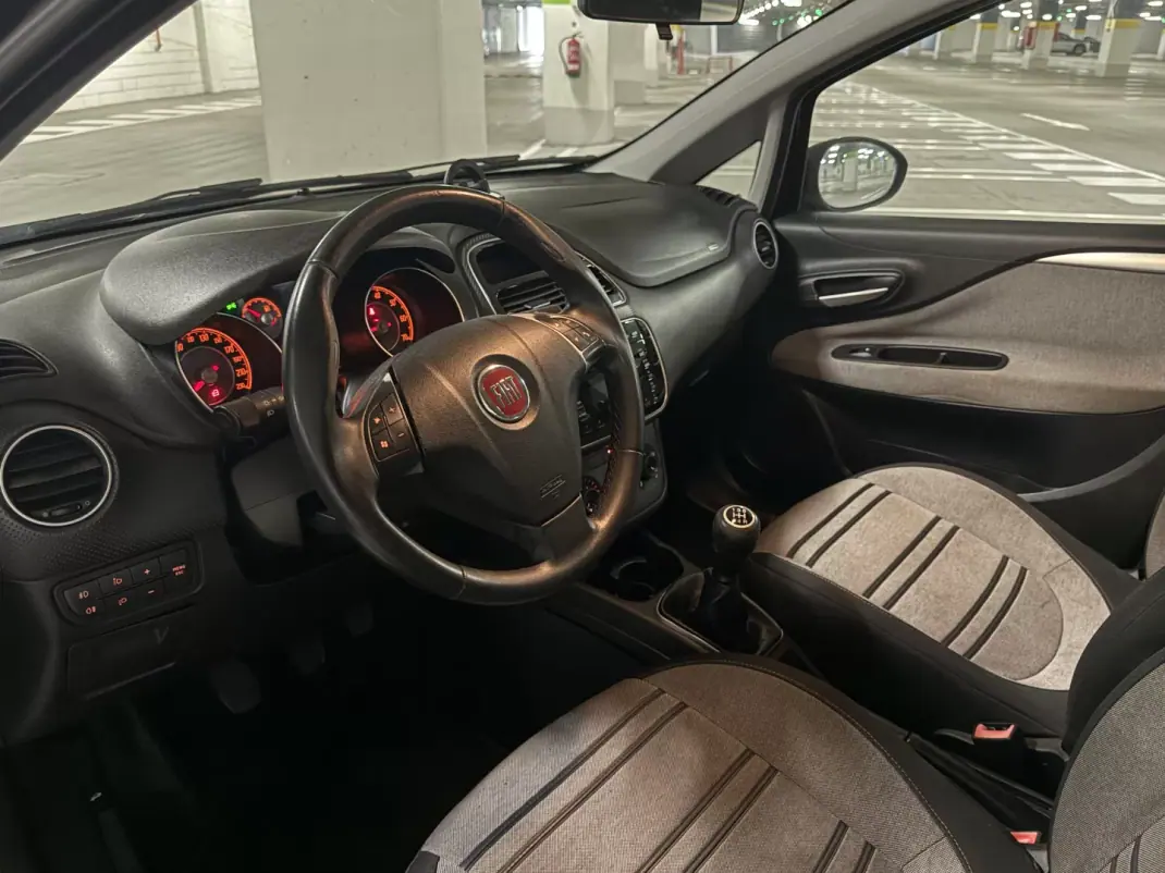 Fiat Punto 2011 - 3000 EUR, 289000 km - AUTO.MOTO.pt - 289000km - foto 5 de 10