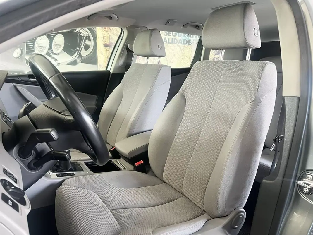 Volkswagen Passat Variant 2008 - 8900 EUR, 221737 km - AUTO.MOTO.pt - 221737km - foto 7 de 24