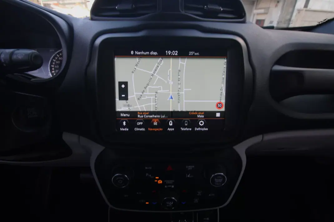 Jeep Renegade 2018 - 14990 EUR, 116000 km - AUTO.MOTO.pt - 116000km - foto 24 de 36