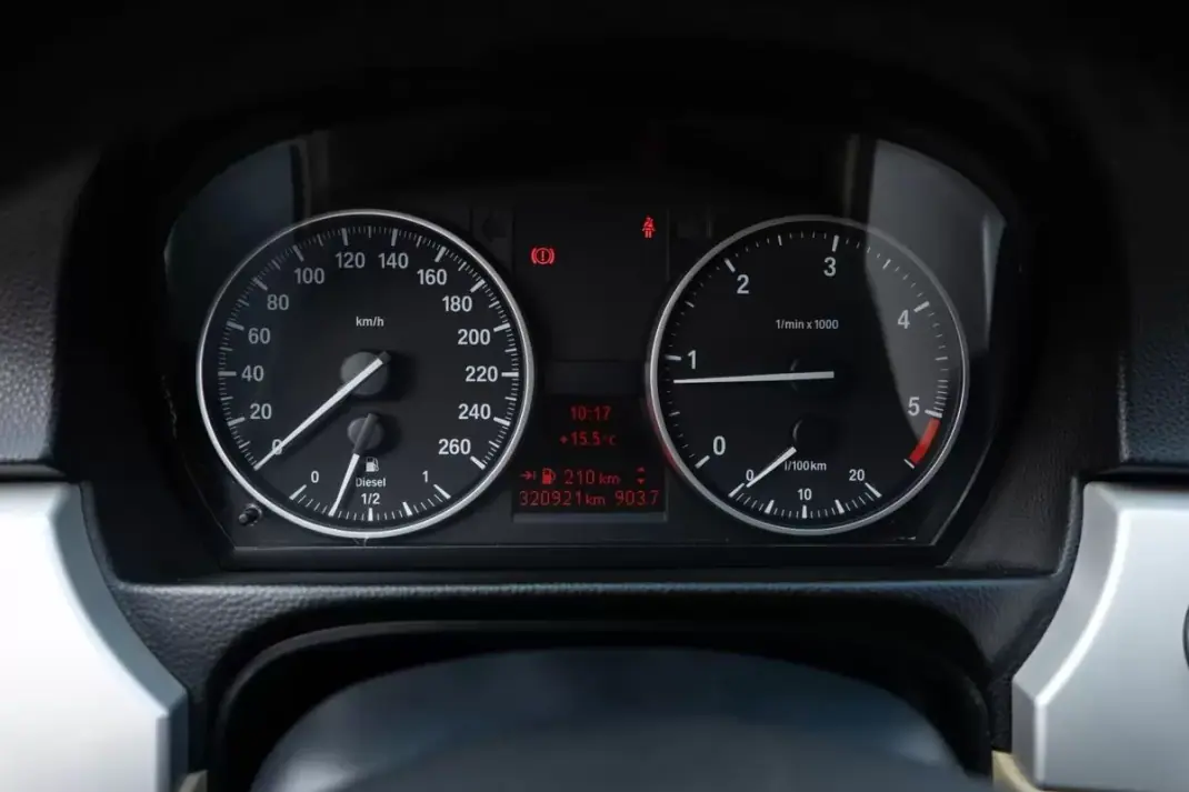 BMW 318 2010 - 11900 EUR, 321000 km - AUTO.MOTO.pt - 321000km - foto 10 de 18