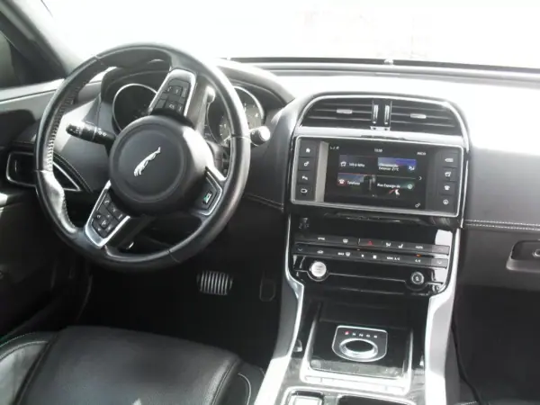 Jaguar XE 2017 - 25950 EUR, 59977 km - AUTO.MOTO.pt - 59977km - foto 13 de 35