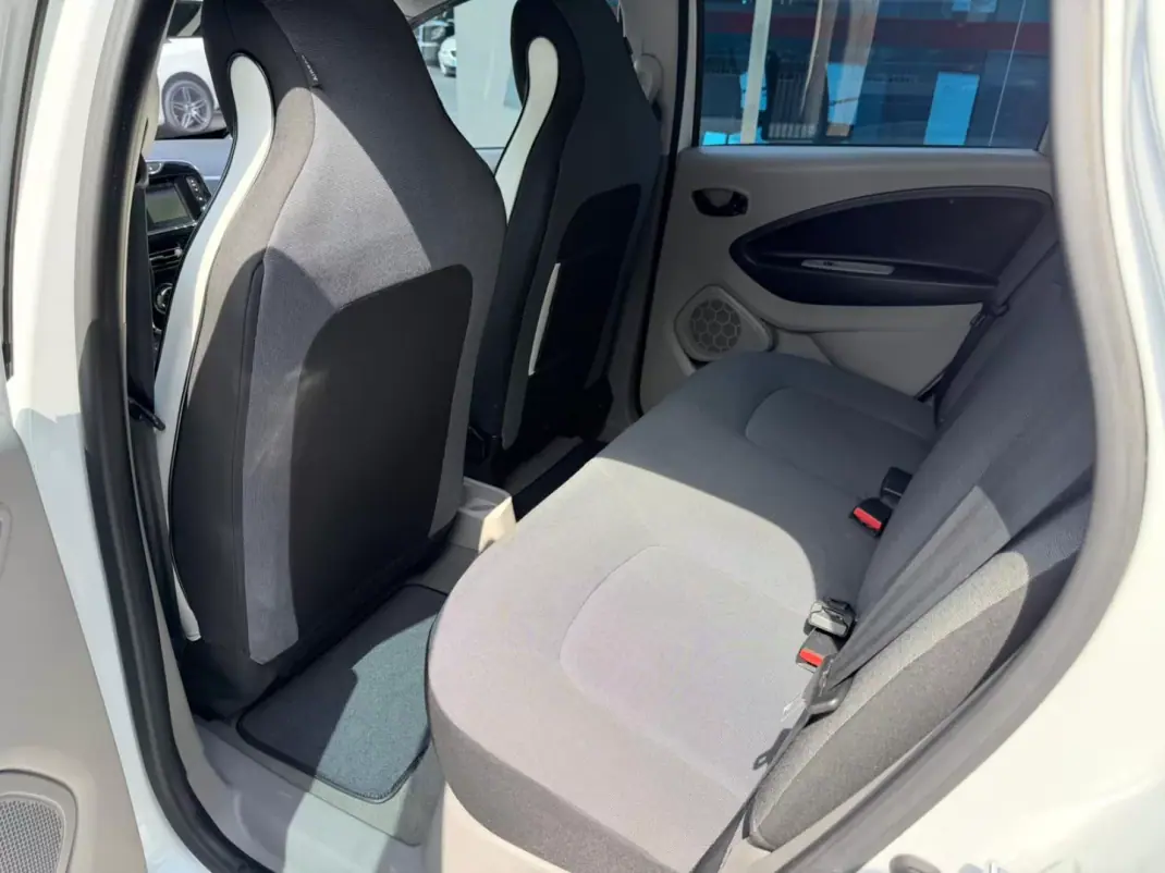 Renault Zoe 2015 - 8900 EUR, 112000 km - AUTO.MOTO.pt - 112000km - foto 7 de 9