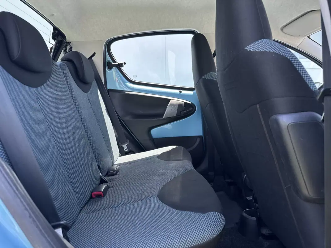 Toyota Aygo 2013 - 6490 EUR, 72000 km - AUTO.MOTO.pt - 72000km - foto 14 de 28