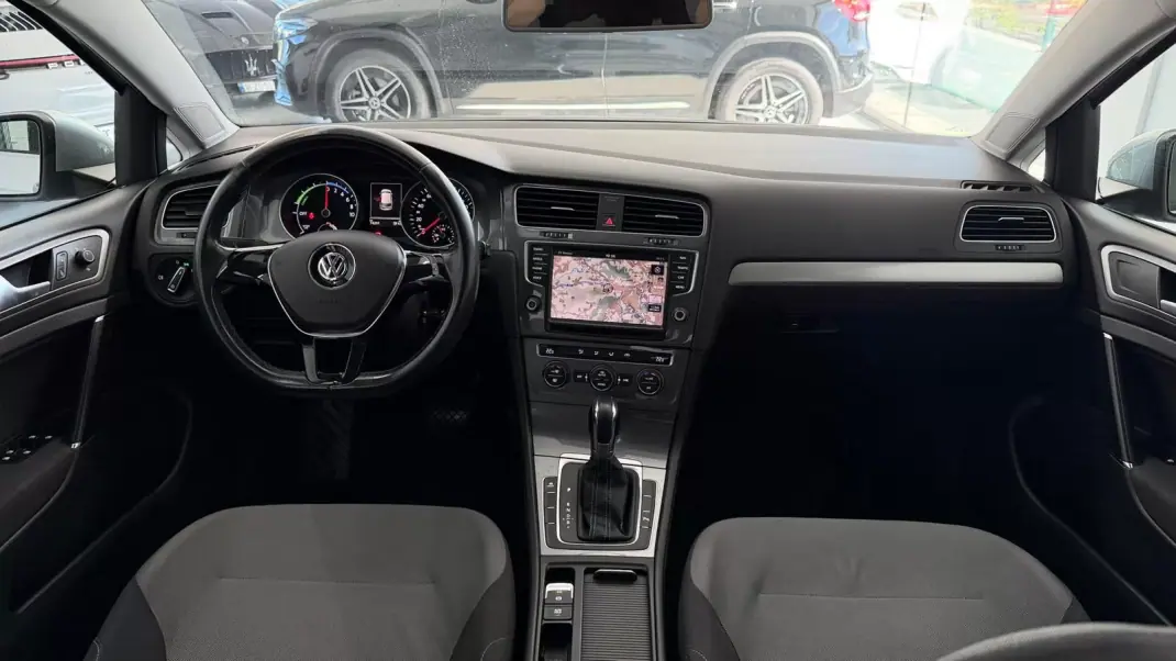 Volkswagen e-Golf 2019 - 16490 EUR, 74201 km - 74201km - foto 18 de 27