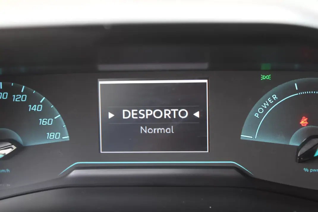 Peugeot e-208 2021 - 16490 EUR, 94000 km - AUTO.MOTO.pt - 94000km - foto 21 de 26