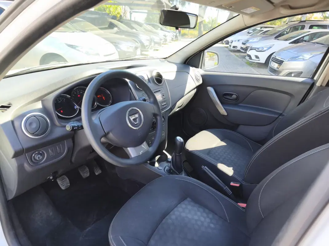 Dacia Sandero 2014 - 6900 EUR, 183000 km - AUTO.MOTO.pt - 183000km - foto 6 de 10