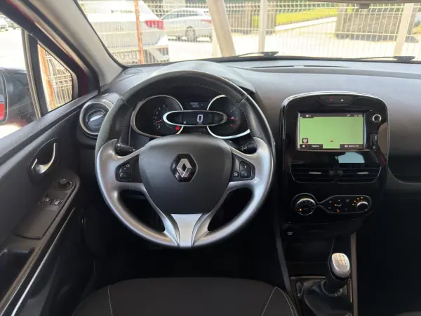 Renault Clio 2018 - 9990 EUR, 156000 km - AUTO.MOTO.pt - 156000km - foto 16 de 18