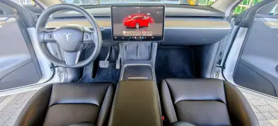 Tesla Model Y 2023 - 38490 EUR, 50153 km - AUTO.MOTO.pt - 50153km - foto 2 de 6