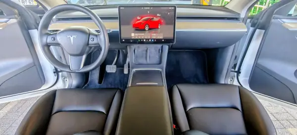 Tesla Model Y 2023 - 38490 EUR, 50153 km - AUTO.MOTO.pt - 50153km - foto 2 de 6