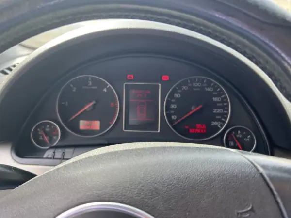 Audi A4 Avant 2002 - 3999 EUR, 323000 km - AUTO.MOTO.pt - 323000km - foto 9 de 12