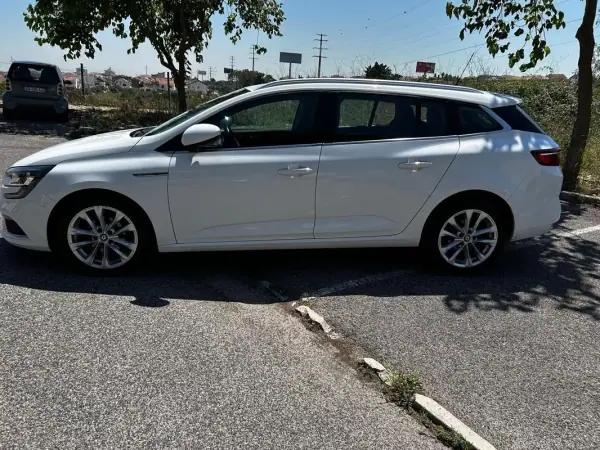 Renault Mégane 2019 - 14250 EUR, 135000 km - AUTO.MOTO.pt - 135000km - foto 4 de 39