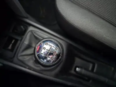 Peugeot 207 2012 - 5950 EUR, 103487 km - AUTO.MOTO.pt - 103487km - foto 18 de 20