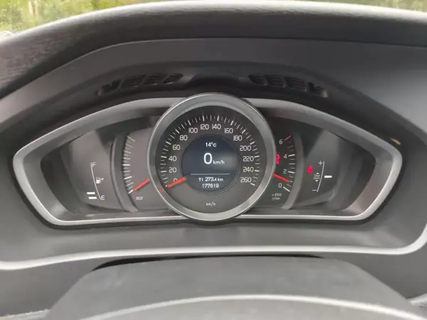 Volvo V40 2014 - 9900 EUR, 177500 km - AUTO.MOTO.pt - 177500km - foto 12 de 19