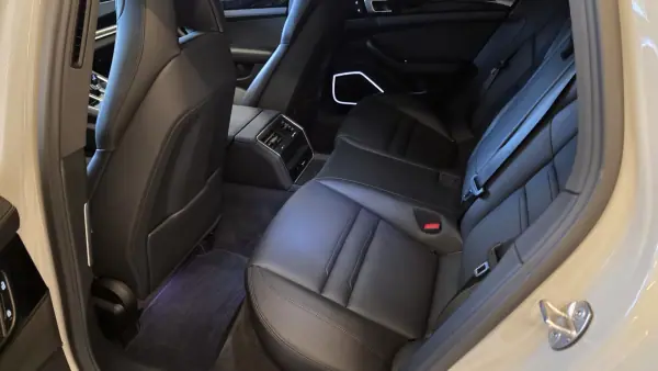 Porsche Panamera Sport Turismo 2024 - 119900 EUR, 45564 km - AUTO.MOTO.pt - 45564km - foto 53 de 63