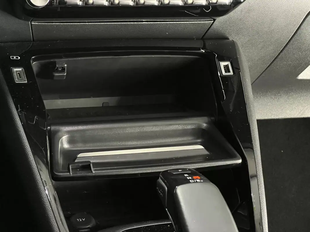 Peugeot e-2008 2020 - 18990 EUR, 50000 km - AUTO.MOTO.pt - 50000km - foto 44 de 51