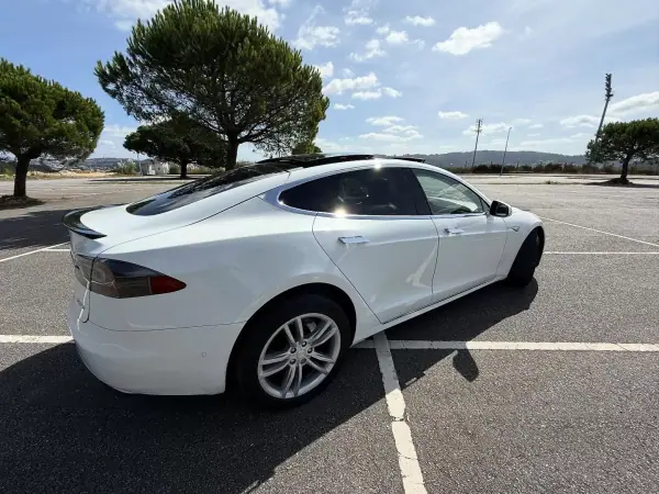 Tesla Model S 2015 - 27500 EUR, 162000 km - AUTO.MOTO.pt - 162000km - foto 18 de 21