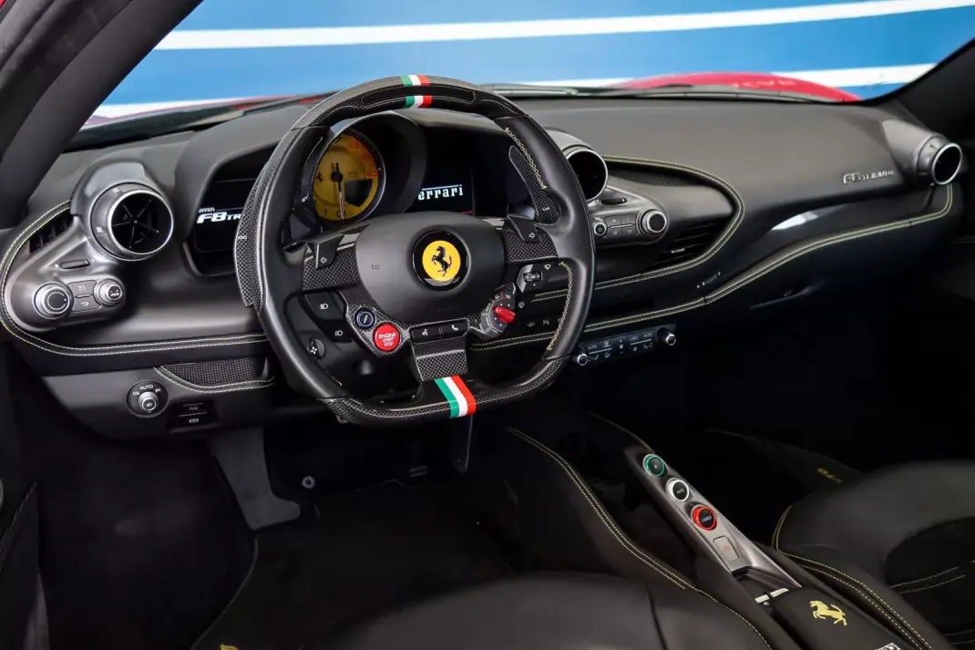 Ferrari F8 Tributo 2023 - 390000 EUR, 17392 km - AUTO.MOTO.pt - 17392km - foto 6 de 22