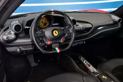 Ferrari F8 Tributo 2023 - 390000 EUR, 17392 km - AUTO.MOTO.pt - 17392km - foto 6 de 22