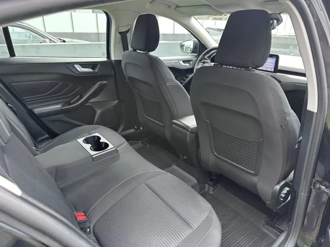 Ford Focus 2018 - 10900 EUR, 100000 km - AUTO.MOTO.pt - 100000km - foto 48 de 56