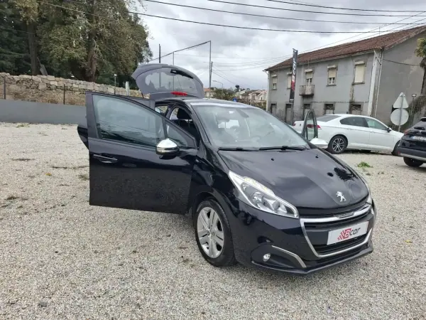 Peugeot 208 2017 - 8900 EUR, 191000 km - AUTO.MOTO.pt - 191000km - foto 17 de 36